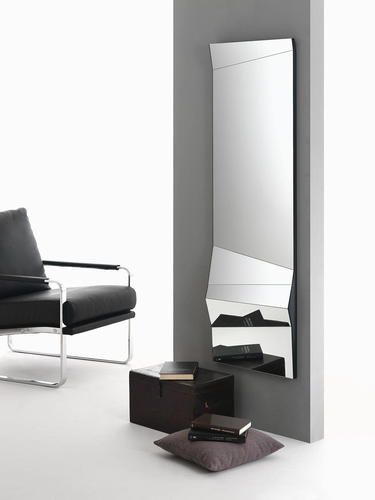 Specchio Bontempi Casa modello Ciotolo, specchio elegante e di design, adatto ad essere inserito in qualsiasi ambiente della casa.