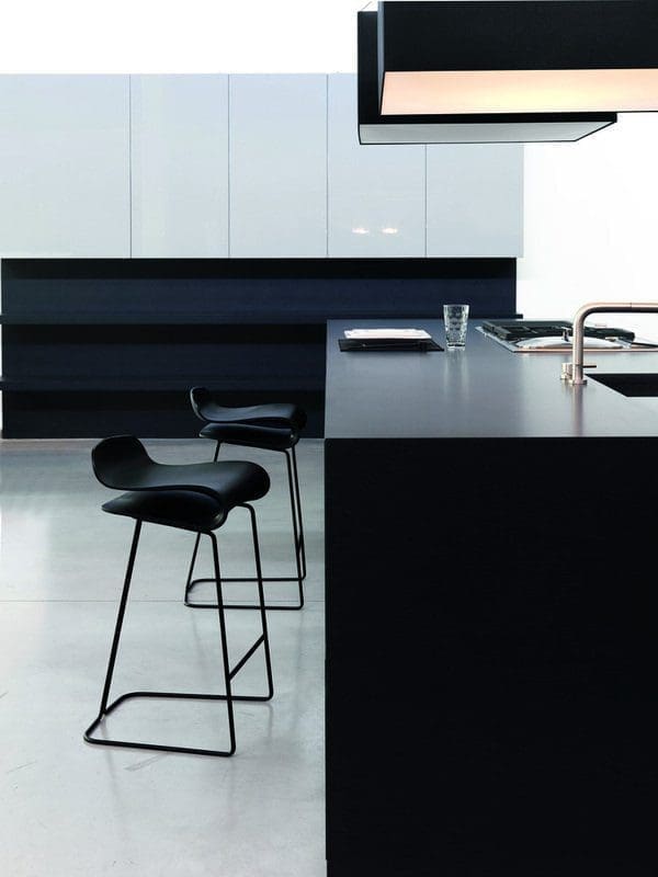 Sgabello Kristalia modello BCN, a struttura è in tondino d'acciaio cromato, oppure in tinta con la seduta