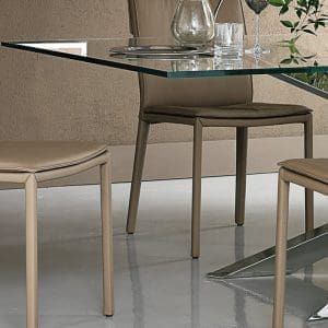 Sedia Cattelan modello Isabel, sedia elegante, il suo cuscino vela la seduta e regala benessere a chi si appoggia, adatto ad ambienti moderni o classici.