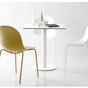 Sedia Calligaris Connubia modello Academy, scocca realizzata in Restilon® stampato in co-iniezione con il 35% di materiale riciclato.