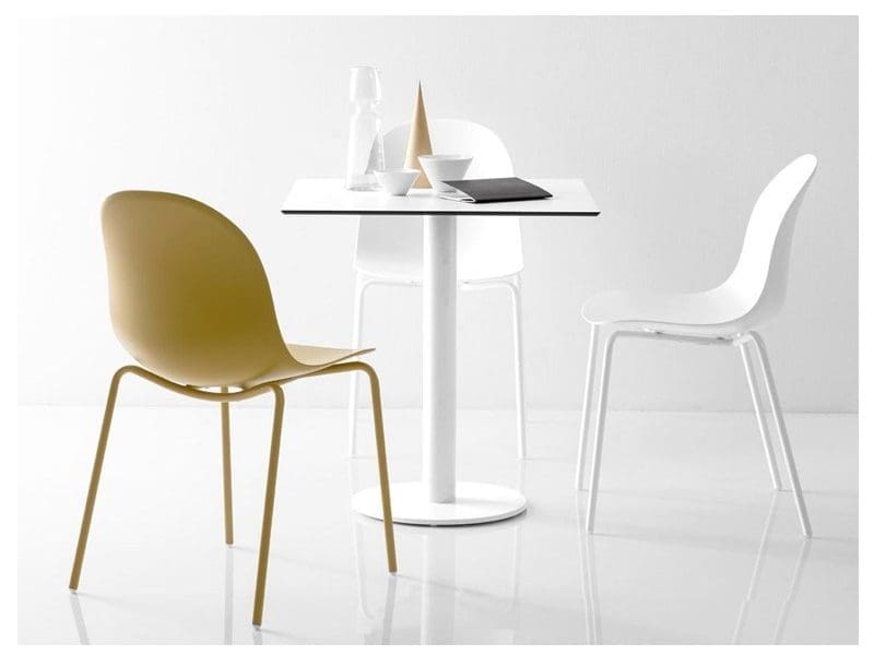 Sedia Calligaris Connubia modello Academy, scocca realizzata in Restilon® stampato in co-iniezione con il 35% di materiale riciclato.