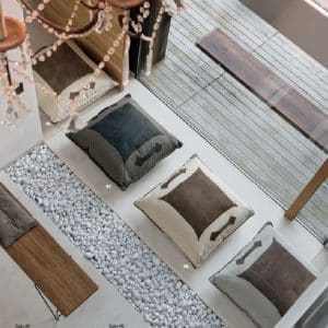 Pouf Tomasella modello Giglio, in ecopelle vintage di cat. B sfoderabile e con maniglie. Il pouf è rivestito in tessuto cat 1/one finitura point.