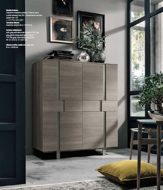 Madia Tomasella modello Athena, composta da quattro ante e due cassetti, struttura in materico frassino cenere, basamento è in finitura laccato opaco hot.