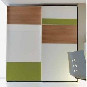 Armadio Doimo CityLine modello Lord, un gioco cromatico sviluppato per fasce orizzontali contrappone “l’essenza” e il colore ai toni neutri di base.