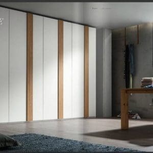 Armadio Santa Lucia modello Double, a doppia finitura e la maniglia in rilievo su tutta la lunghezza creano un accattivante gioco di chiaroscuri.