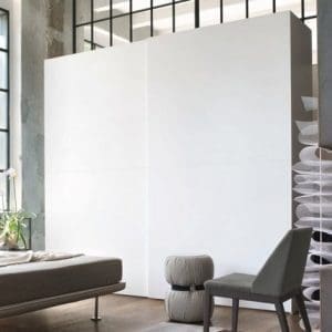 Armadio Tomasella modello One,con due ante scorrevoli maxi con struttura in tamburato in finitura sabbia. Ante in finitura opaca bianco gesso.