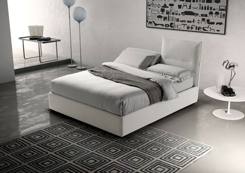 Letto matrimoniale Samoa modello Sharp, struttura del giroletto è in legno stagionato e agglomerato in classe E1, completamente imbottito.