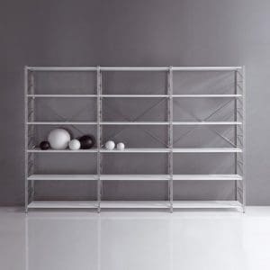 Composizione libreria Caimi modello Socrate, con montanti a crociera in tondino di acciaio verniciato e piedini in tecnopolimero.