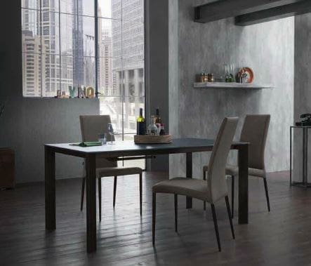 Sedia Zamagna modello Bond Vintage, la seduta ha una struttura in metallo verniciato corten ed è rivestita in ecopelle vintage.