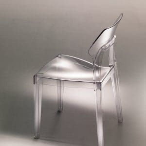 Sedia Bontempi Casa modello Aria, reinterpreta il concetto di sedia, grazie all'utilizzo di un materiale versatile e resistente, come il policarbonato.