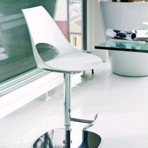 Sgabello Bontempi Casa modello Shark, sgabello caratterizzato da uno schienale alto che garantisce un elevato confort di seduta.