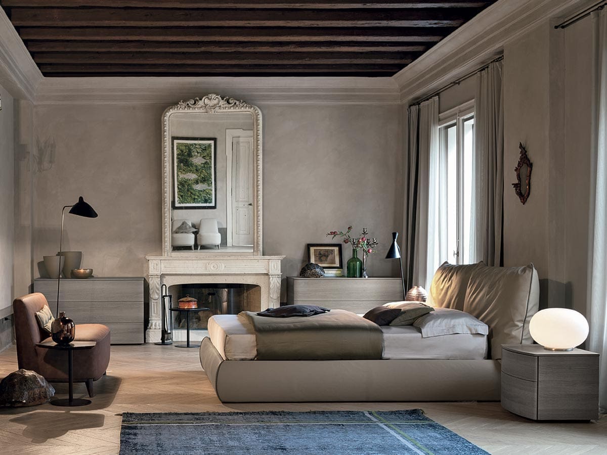 Letto Tomasella modello Sogno, letto matrimoniale e sfoderabile. Il letto è comprensivo di rete strutturale con doghe in legno. I piedi sono in tondino.