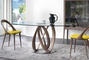 Tavolo Porada modello Infinity, tavolo da pranzo con base in massello di noce canaletta montata su una piastra in metallo e piano in cristallo temperato.