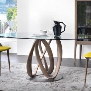 Tavolo Porada modello Infinity, tavolo da pranzo con base in massello di noce canaletta montata su una piastra in metallo e piano in cristallo temperato.